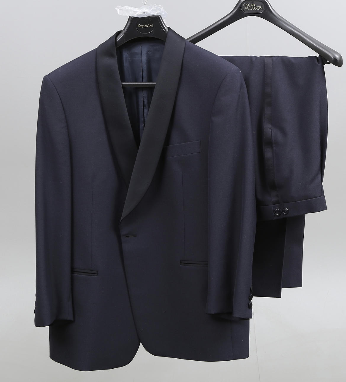 SMOKING MED HÖG HATT.