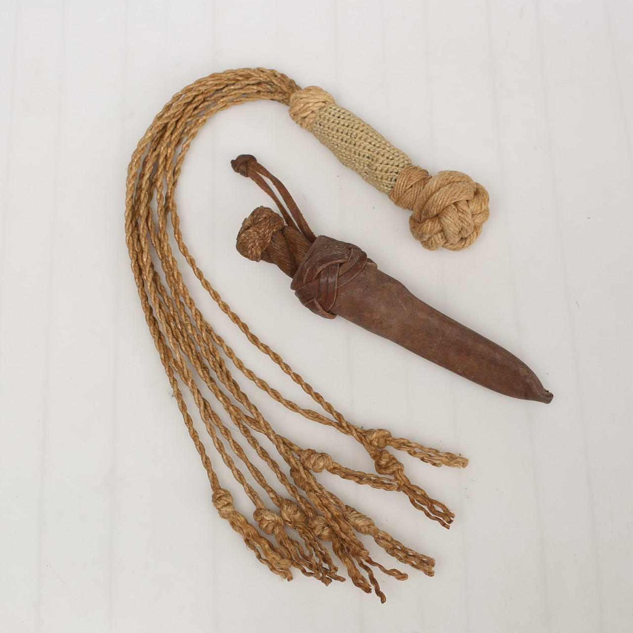 SJÖMANSKNIV OCH KNUTPISKA, handarbete.