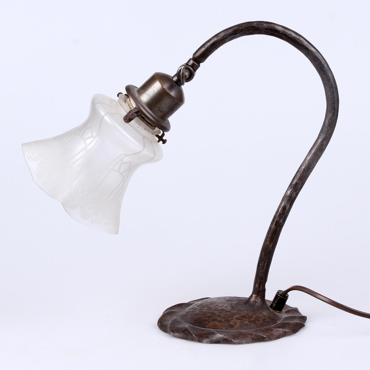 BORDSLAMPA, patinerad mässing samt glas, jugend 1900-talets första hälft.