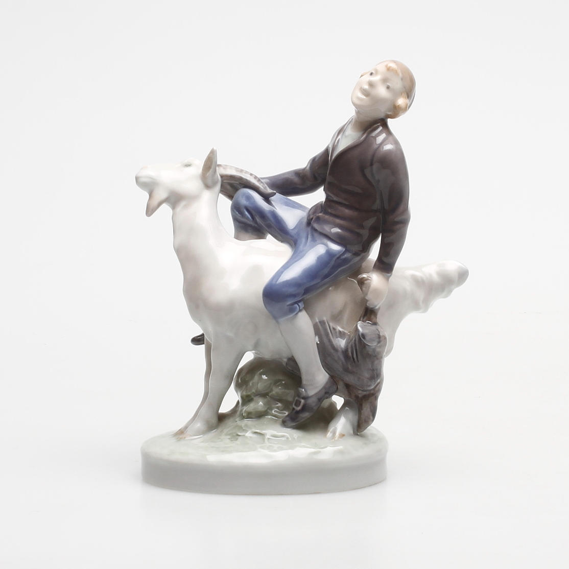 FIGURIN, porslin. Pojke med get. Royal Copenhagen, Danmark.