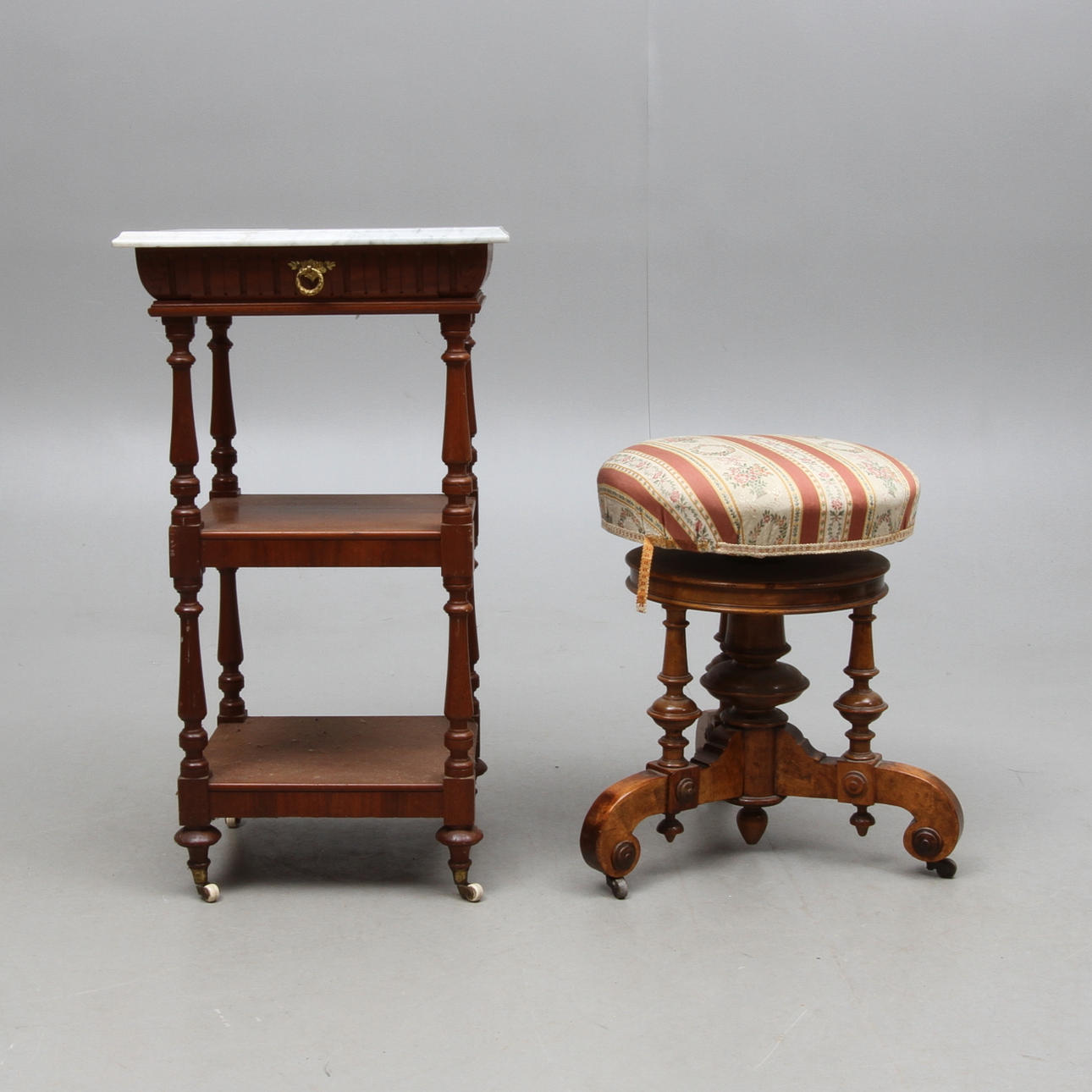 ETAGEBORD med stenskiva samt PALL, omkring sekelskiftet 1900.