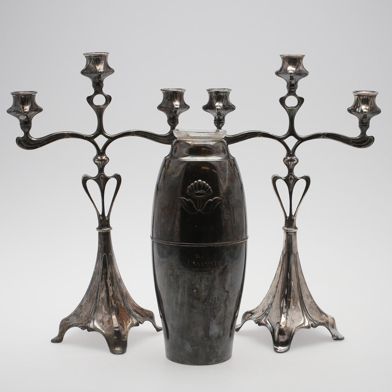 LJUSSTAKAR, ett par, samt VAS, nysilver, 1900-tal.