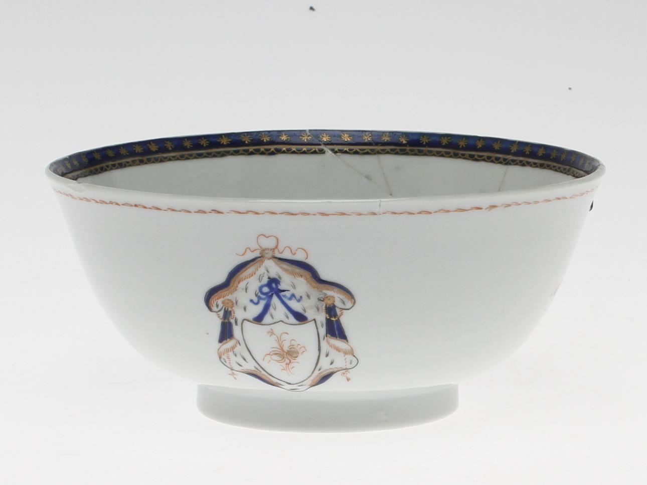 SKÅL. porslin, Kina, med vapenemblem.