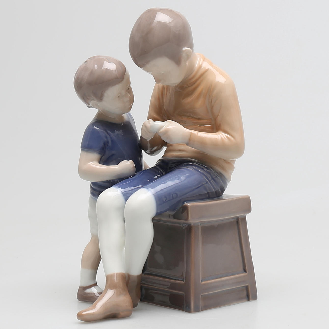 FIGURIN i porslin, två pojkar, Bing & Gröndahl, Danmark.