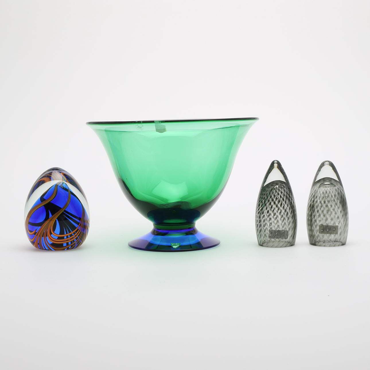 KONSTGLAS, 4 delar bl a 2 signerade skulpturer G Sahlin Kosta Boda.