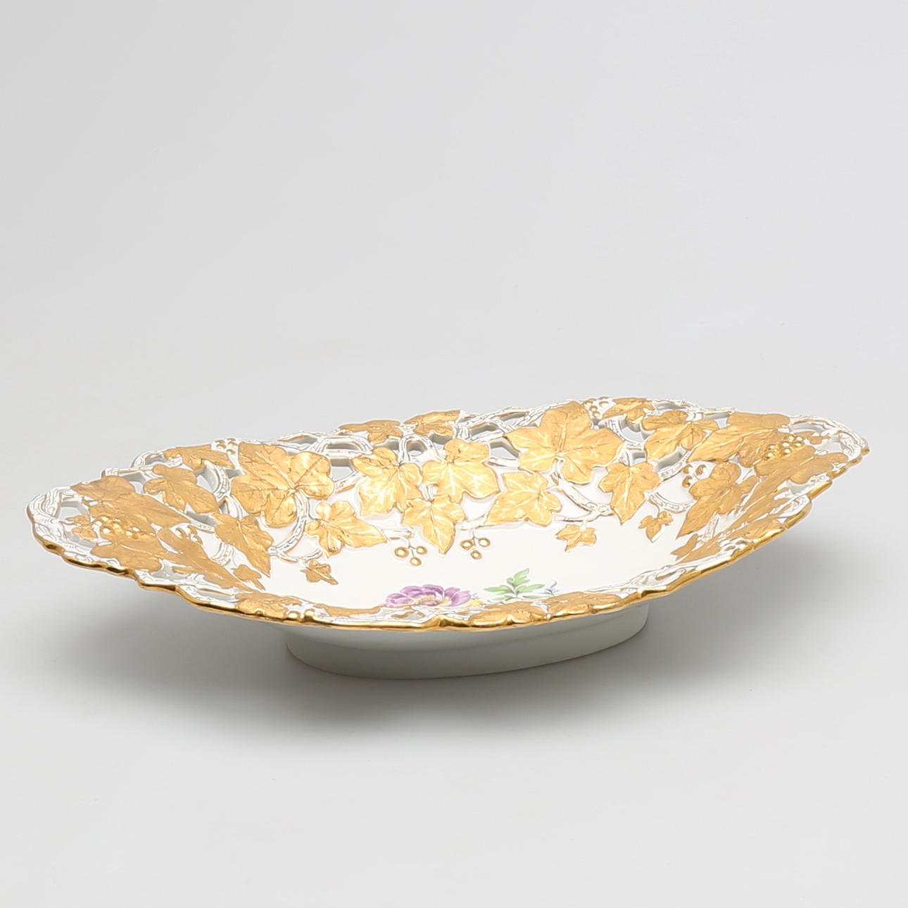 SKÅLFAT i porslin, med förgylld reliefdekor, Meissen.