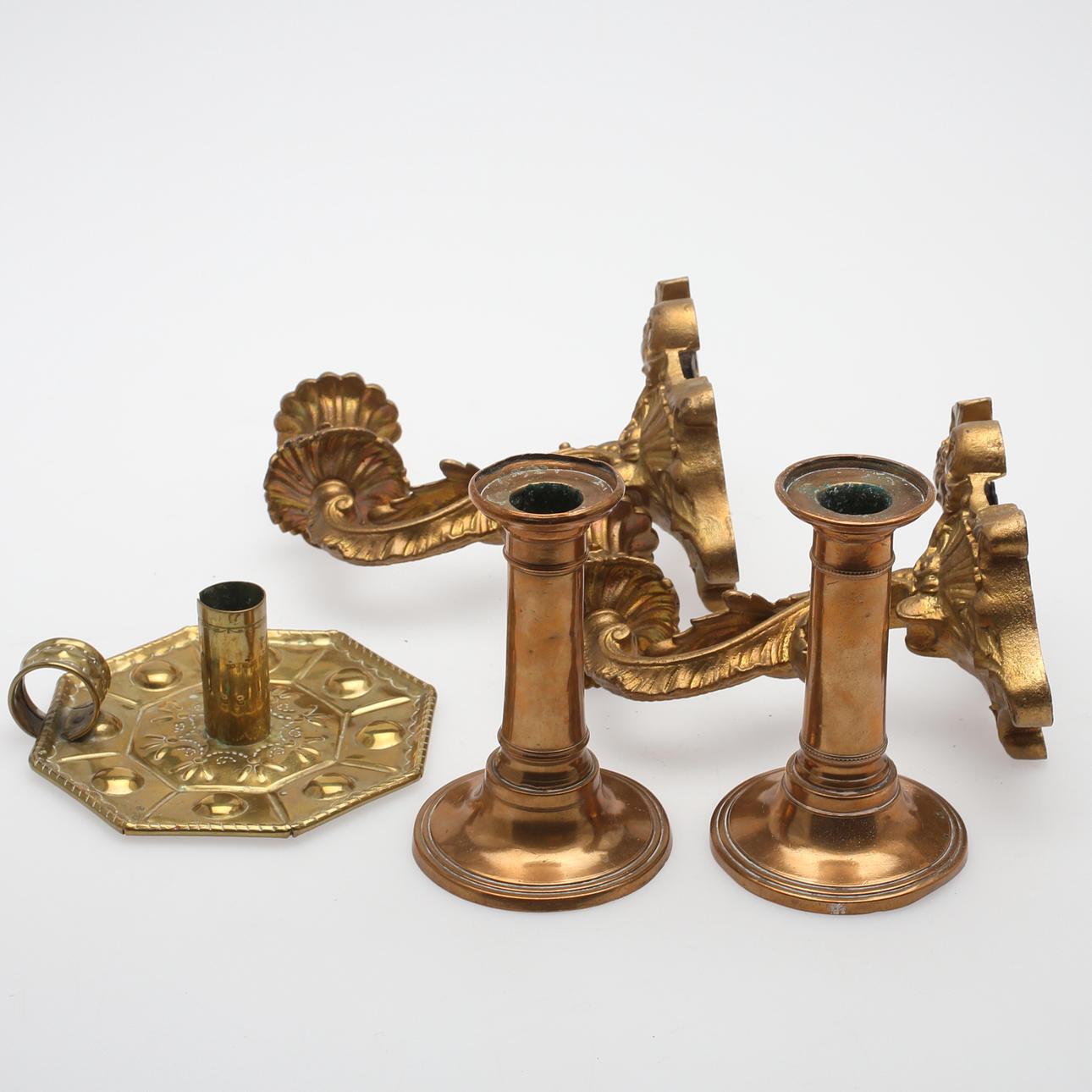 LJUSSTAKAR, 6 st, mässing samt brännförgyllt gjutjärn, 1900-tal.