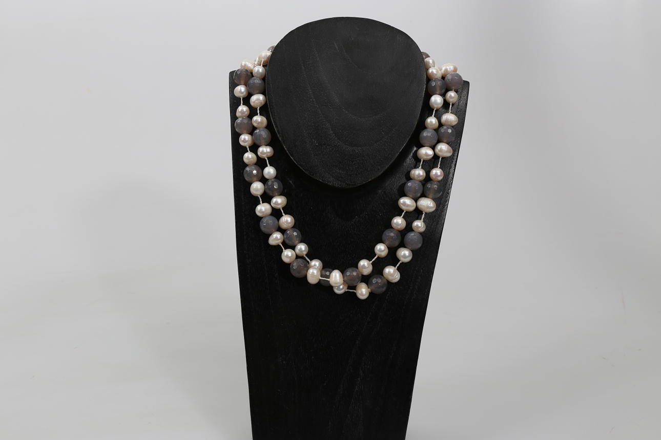 HALSBAND, sötvattenspärlor och grå agat.