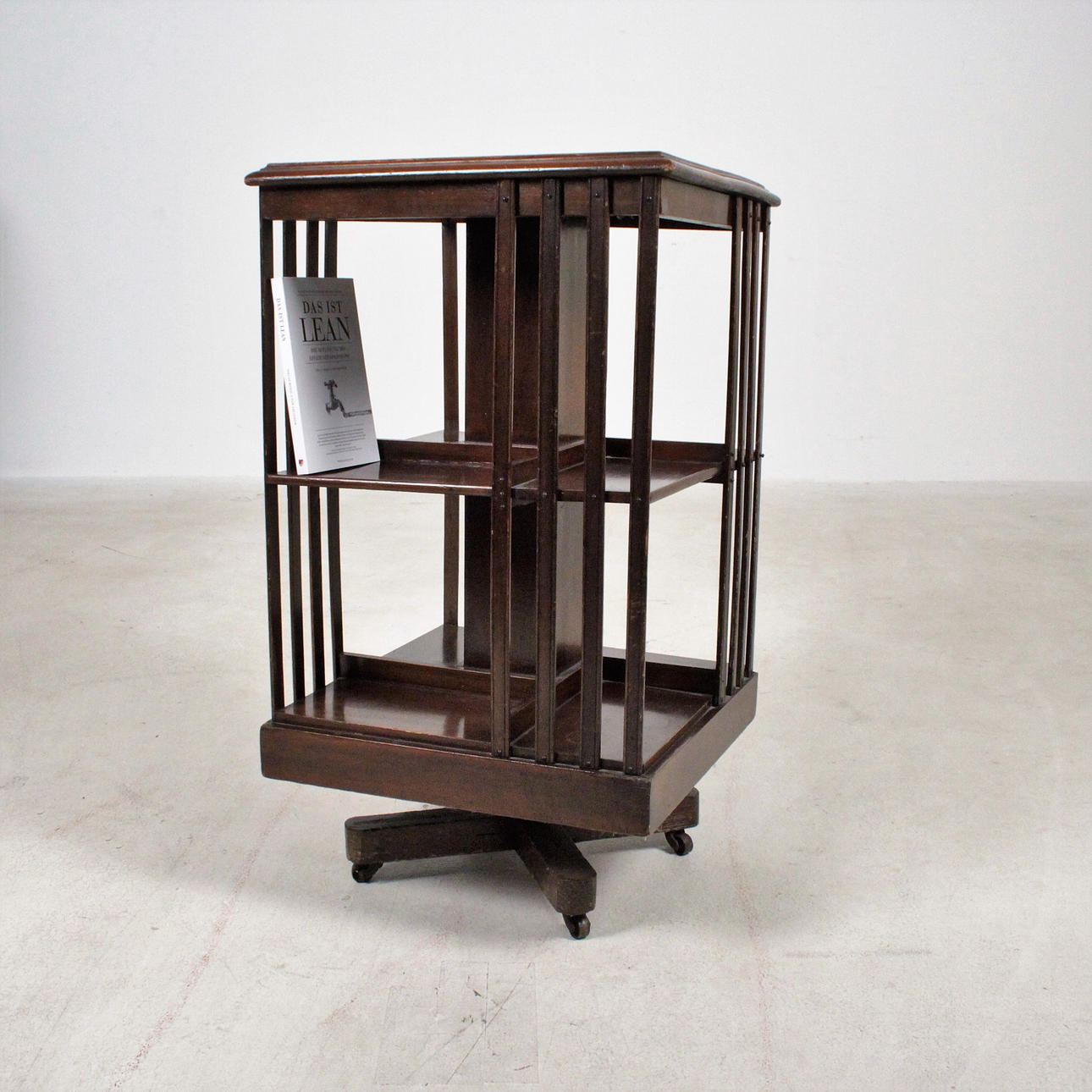 Antikes Bücherkarussel / Bücherrondell, England.