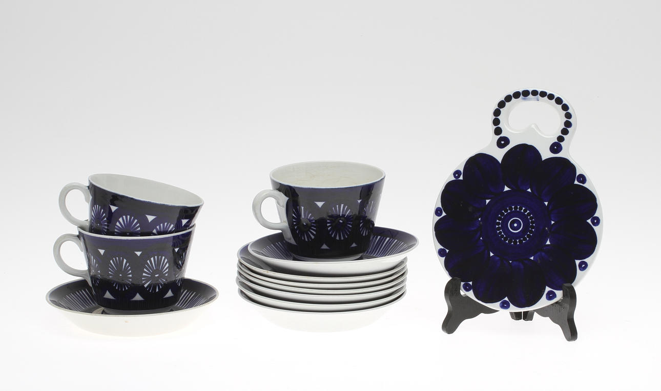 TEKOPPAR med fat, 3 st, UNDERLÄGG, porslin, "Valencia", Ulla Procopé, Arabia, Finland.