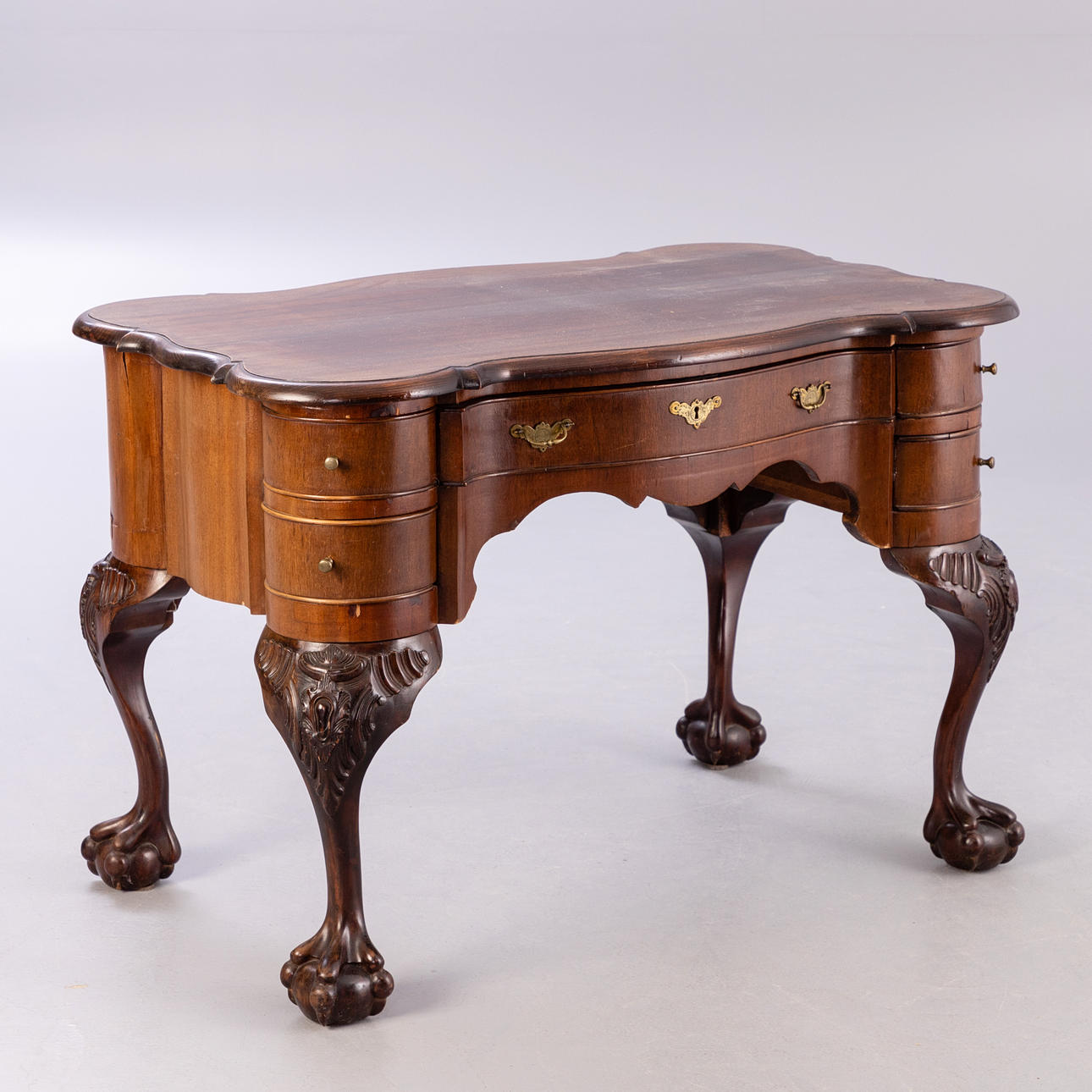 Escritorio de estilo barroco, probablemente Inglaterra, siglo XIX.