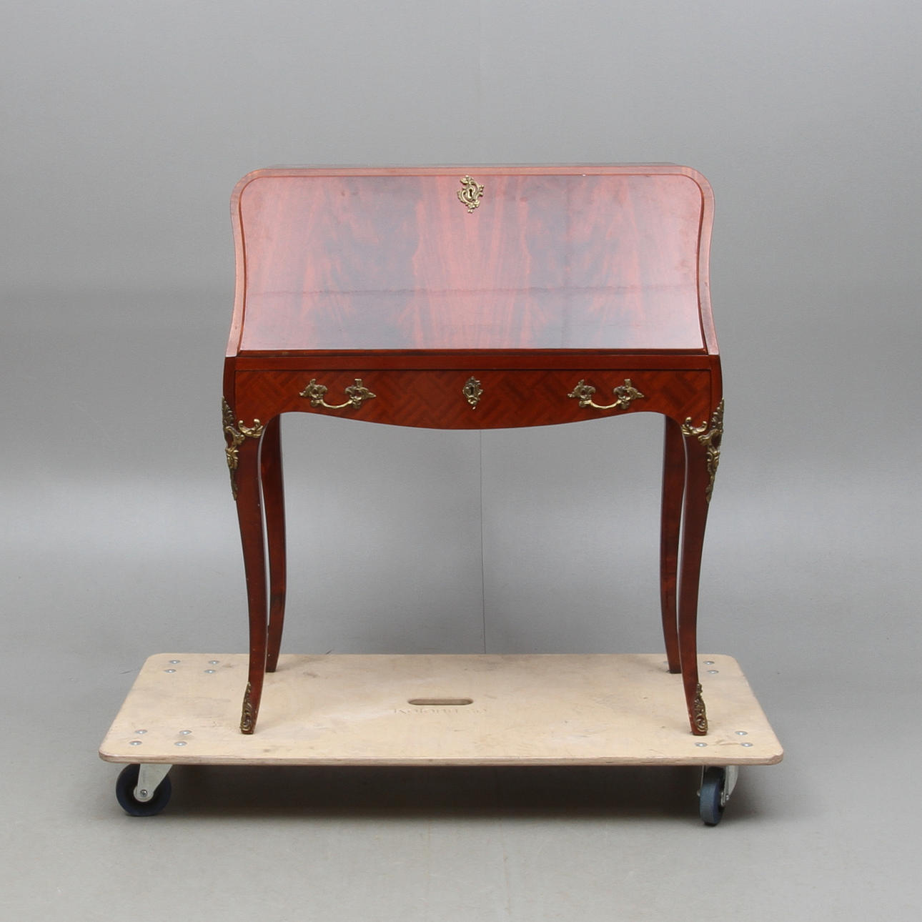 SNEDKLAFFSEKRETÄR, rokokostil, 1900-tal.