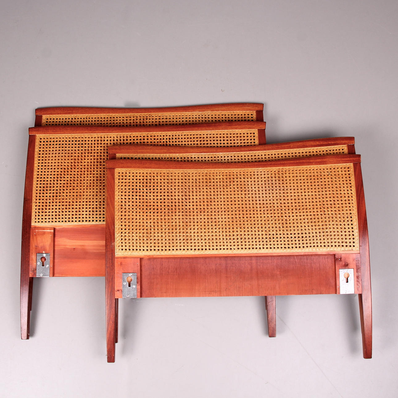 SÄNGGAVLAR, 2 par, mahogny och rotting, möjligen NK, 1900-talets mitt.