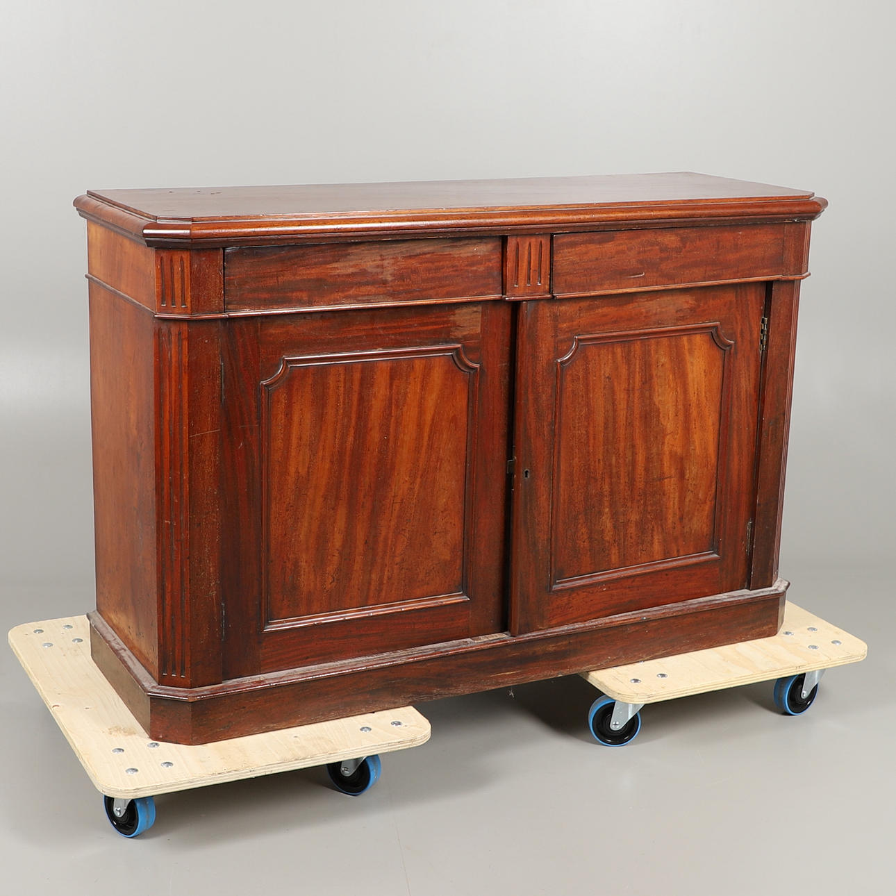 EN LITEN VIKTORIANSK MAHOGNY SKÄNK.