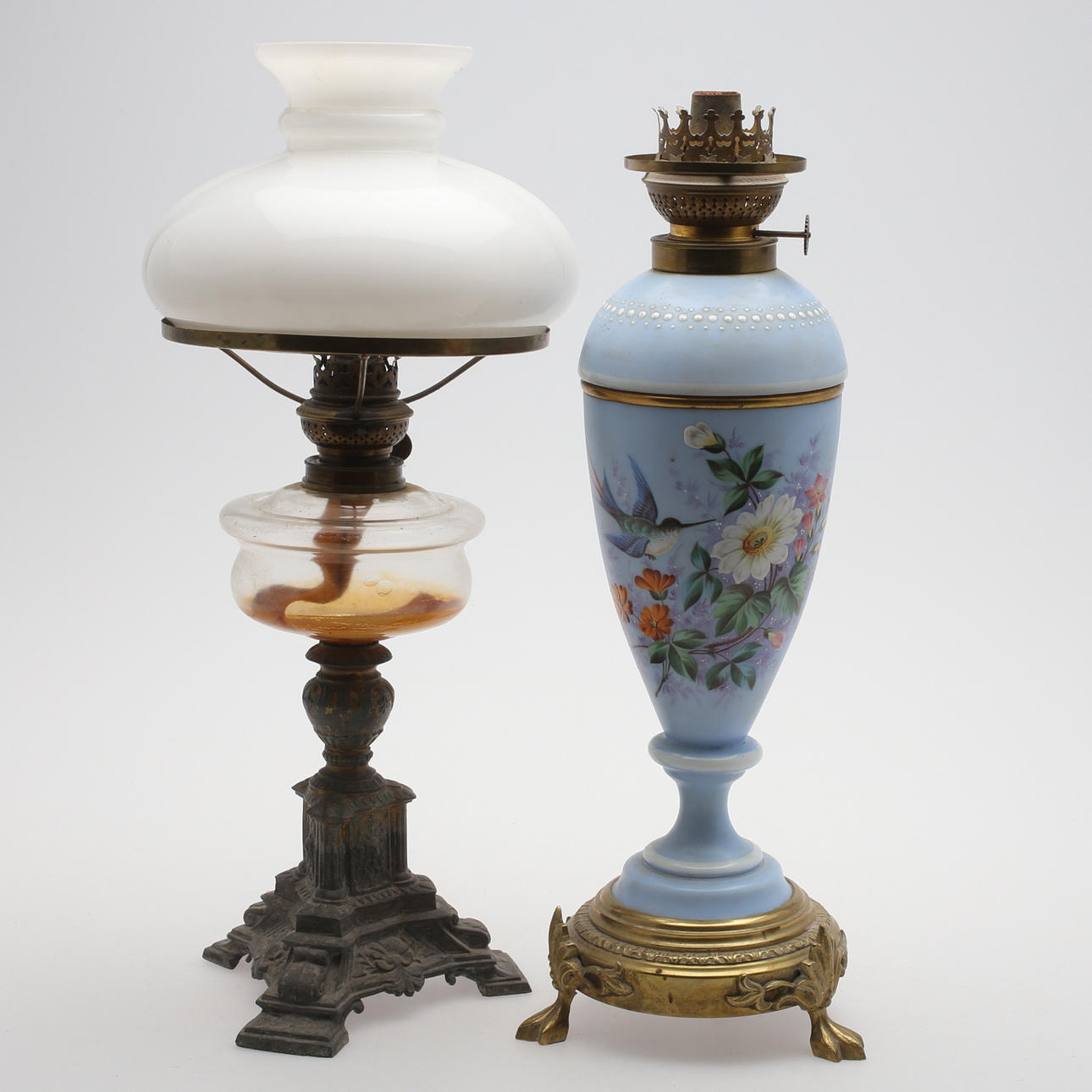 BORDSFOTOGENLAMPOR, 2 st, glas, mässing samt järn, 1900-tal.