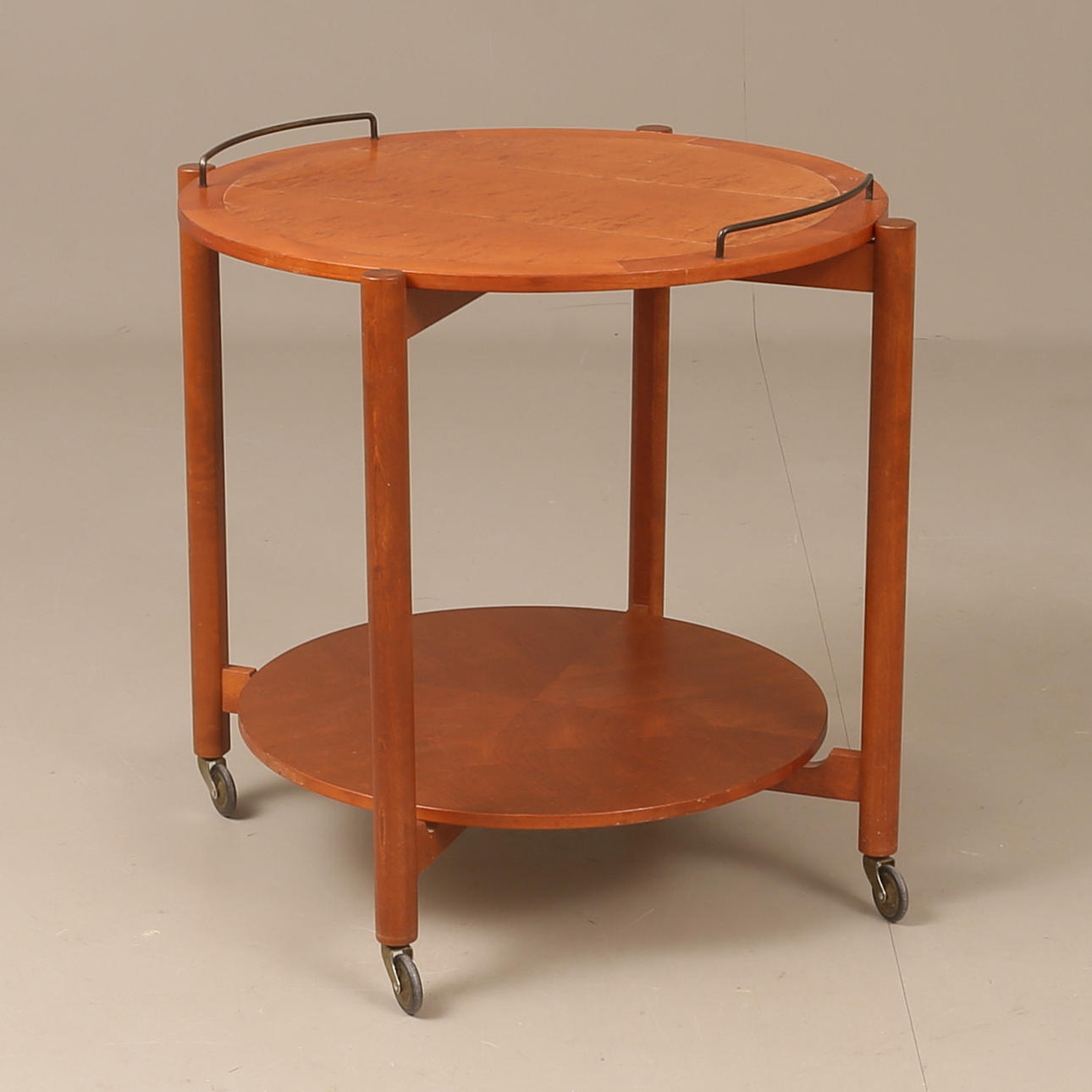 TOMAS JELINEK. Mesa bandeja, para Ikea, 1900.