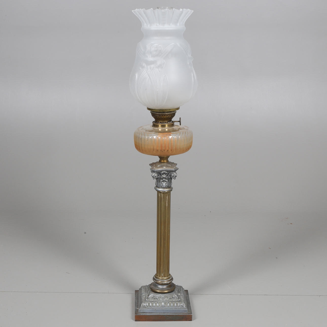 BORDSFOTOGENLAMPA, mässing samt järn, gustaviansk stil, 1900-tal.