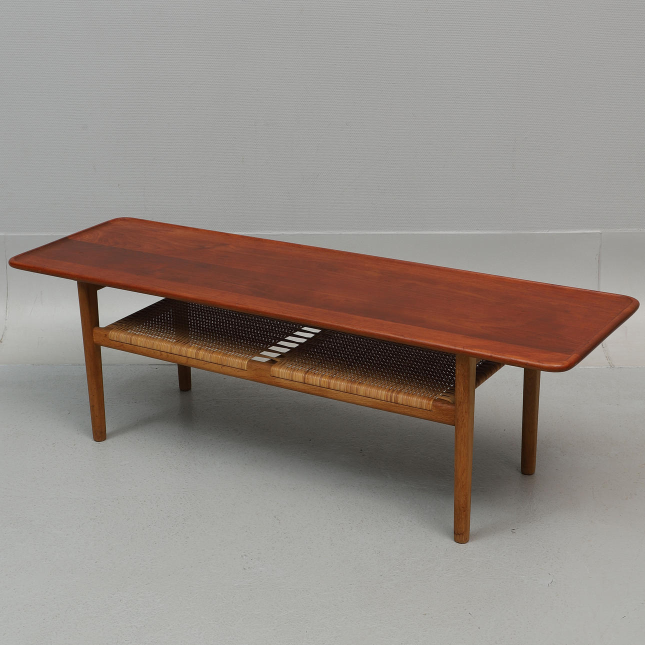 HANS J WEGNER. sofabord, teak & eg, Andreas Tuck, Danmark.