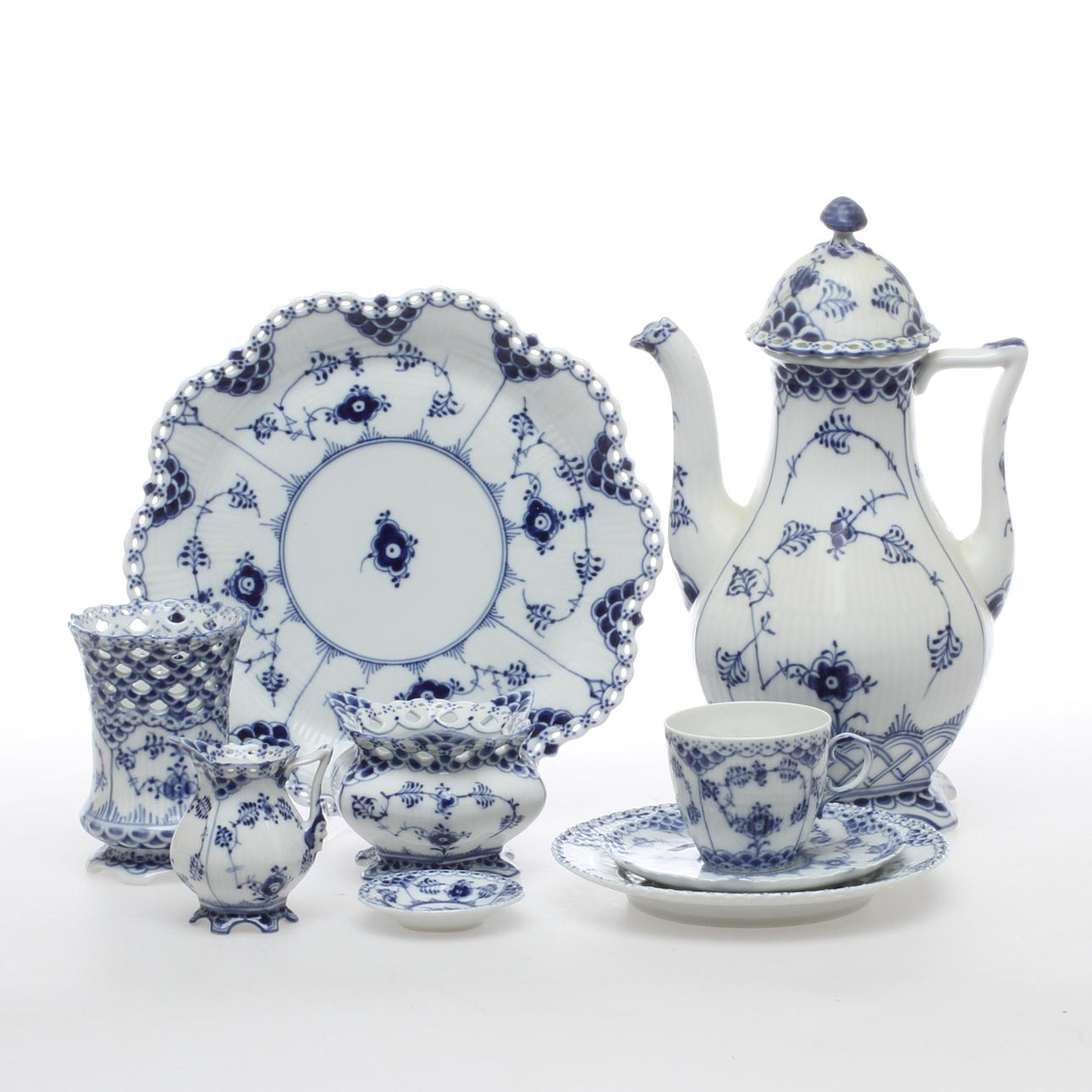 KAFFESERVIS, 23 delar, porslin, "Musselmalet", Royal Copenhagen, hel och halvblond.