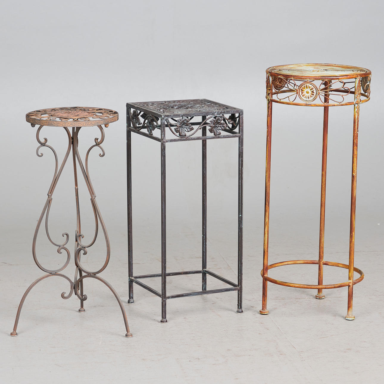 Drei Blumenständer / Blumentische, Metall (3).