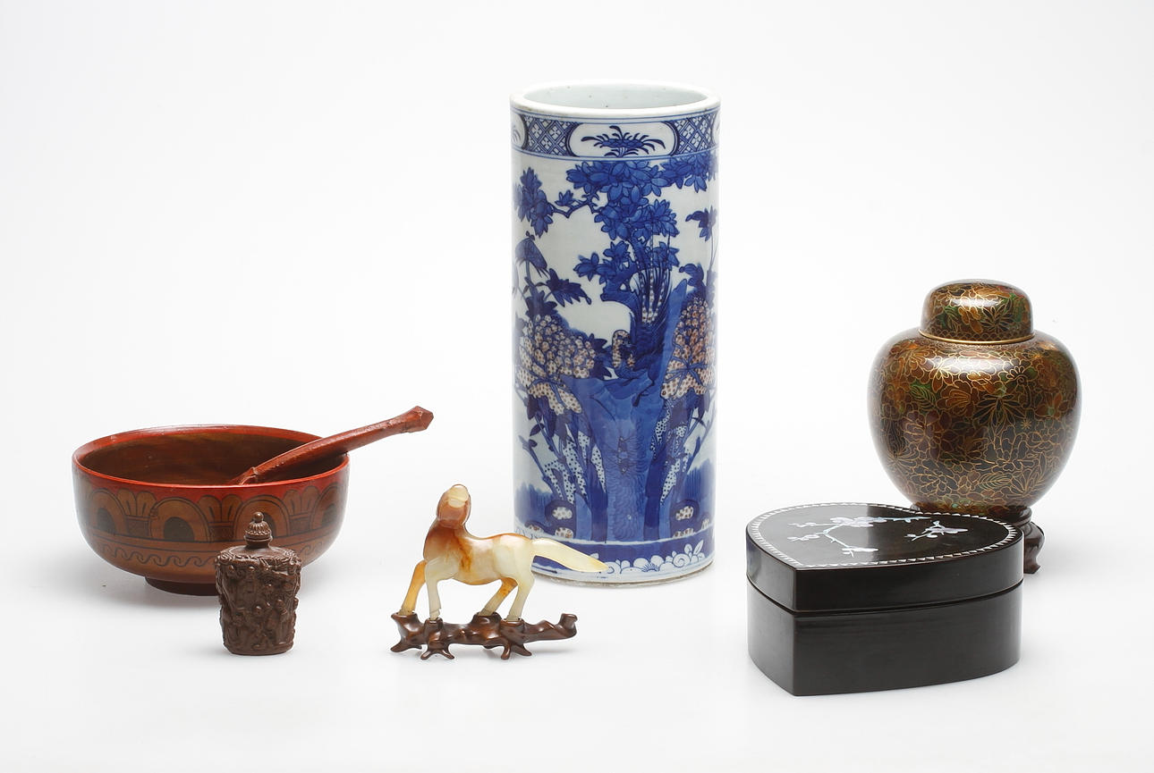 OSTINDISKA FÖREMÅL, med mera, 1900-tal.