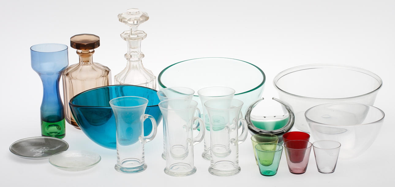 GLASFÖREMÅL, ca 20 delar, bl.a "Fuga" Orrefors, Eda och Arabia.