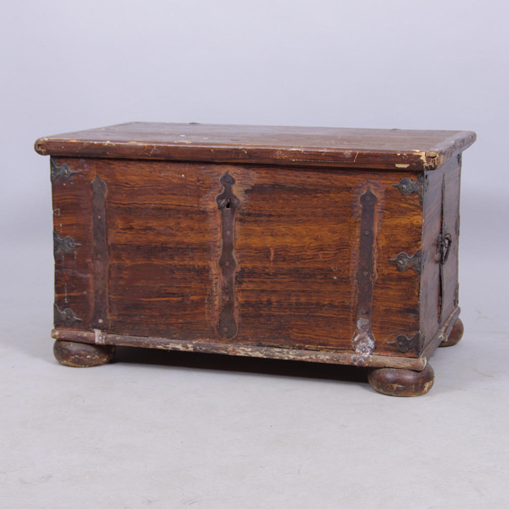 KISTA, drickamålat trä med smidesbeslag, 1800-tal.