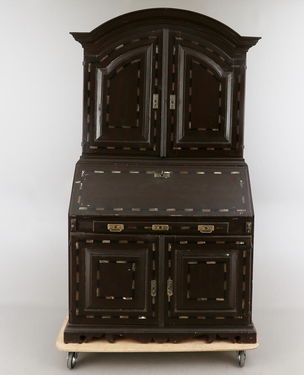 SALSSKÅP, svängt krön, tidigt 1800-tal.