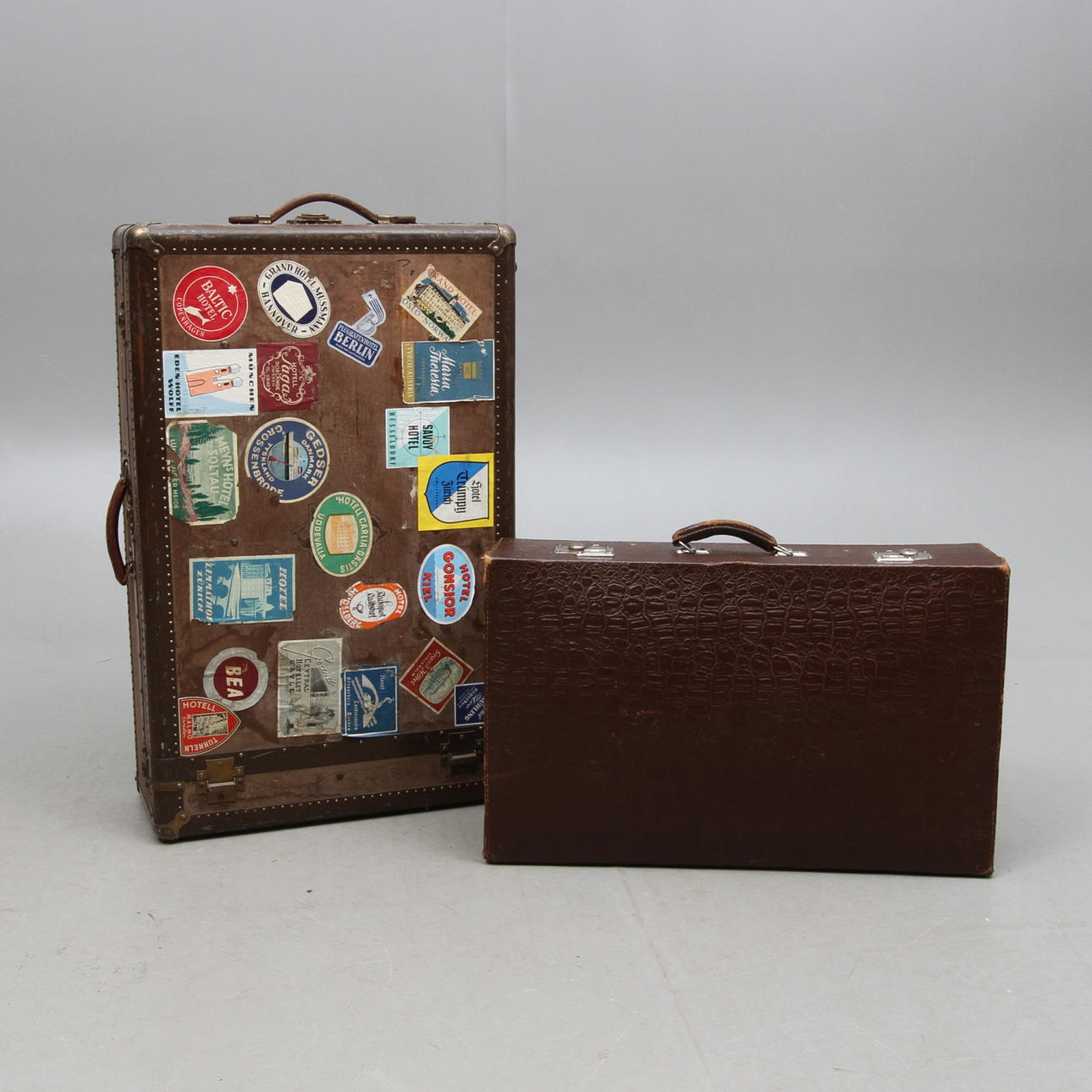 KOFFERT samt RESVÄSKA, 1900-talets första hälft.