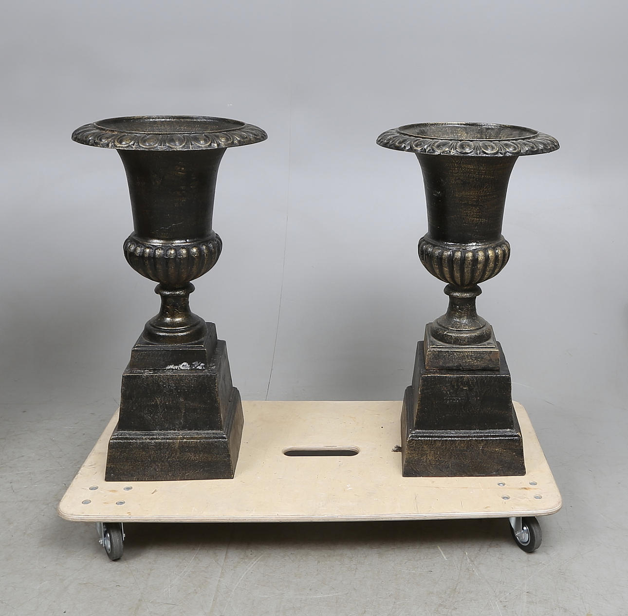 TRÄDGÅRDSURNOR, ett par, 2000-tal.