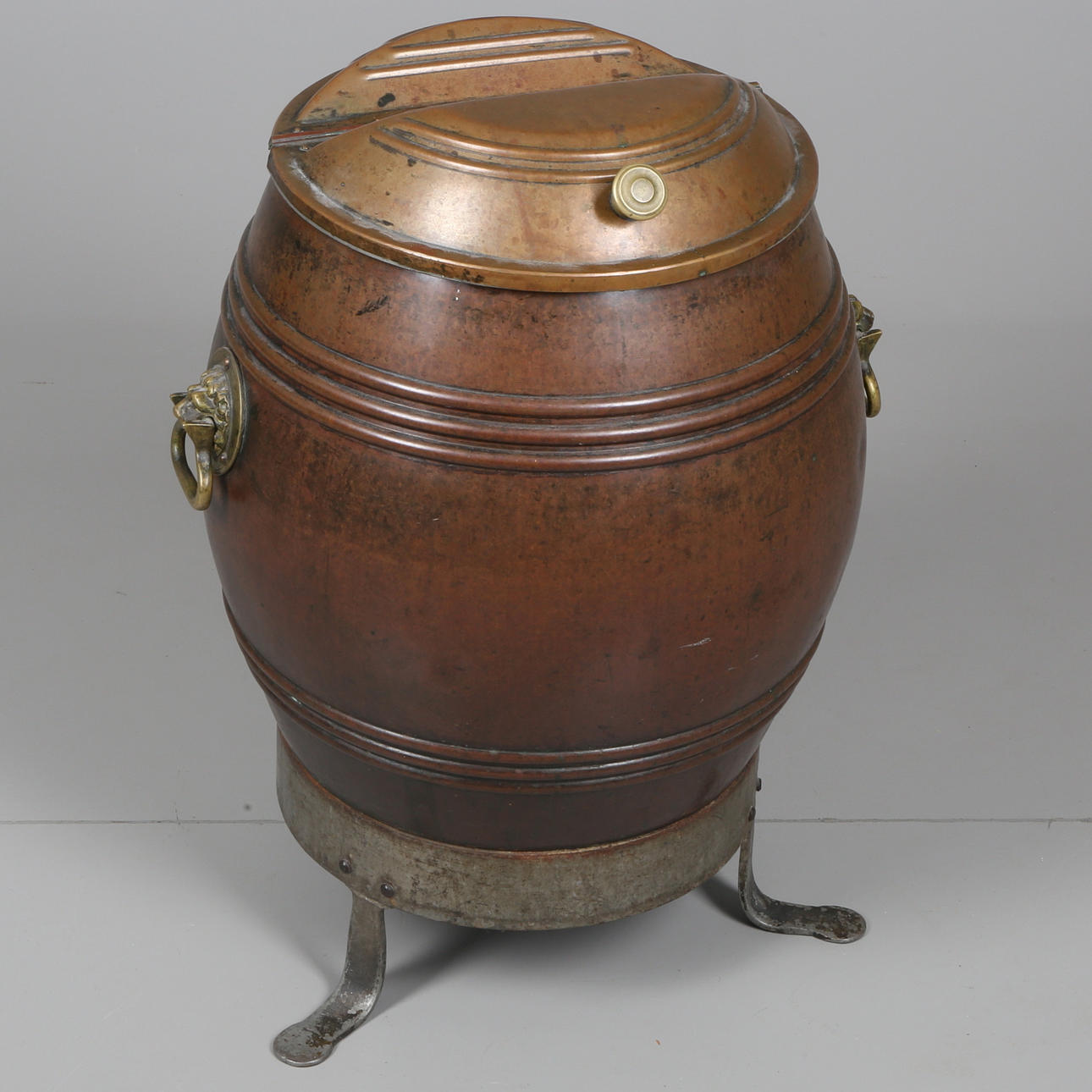 KOPPARTUNNA på ben, med lock samt handtag, 1800-tal.