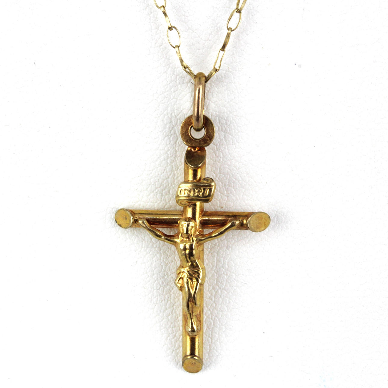 9CT CRUCIFIX AND CHAIN.
