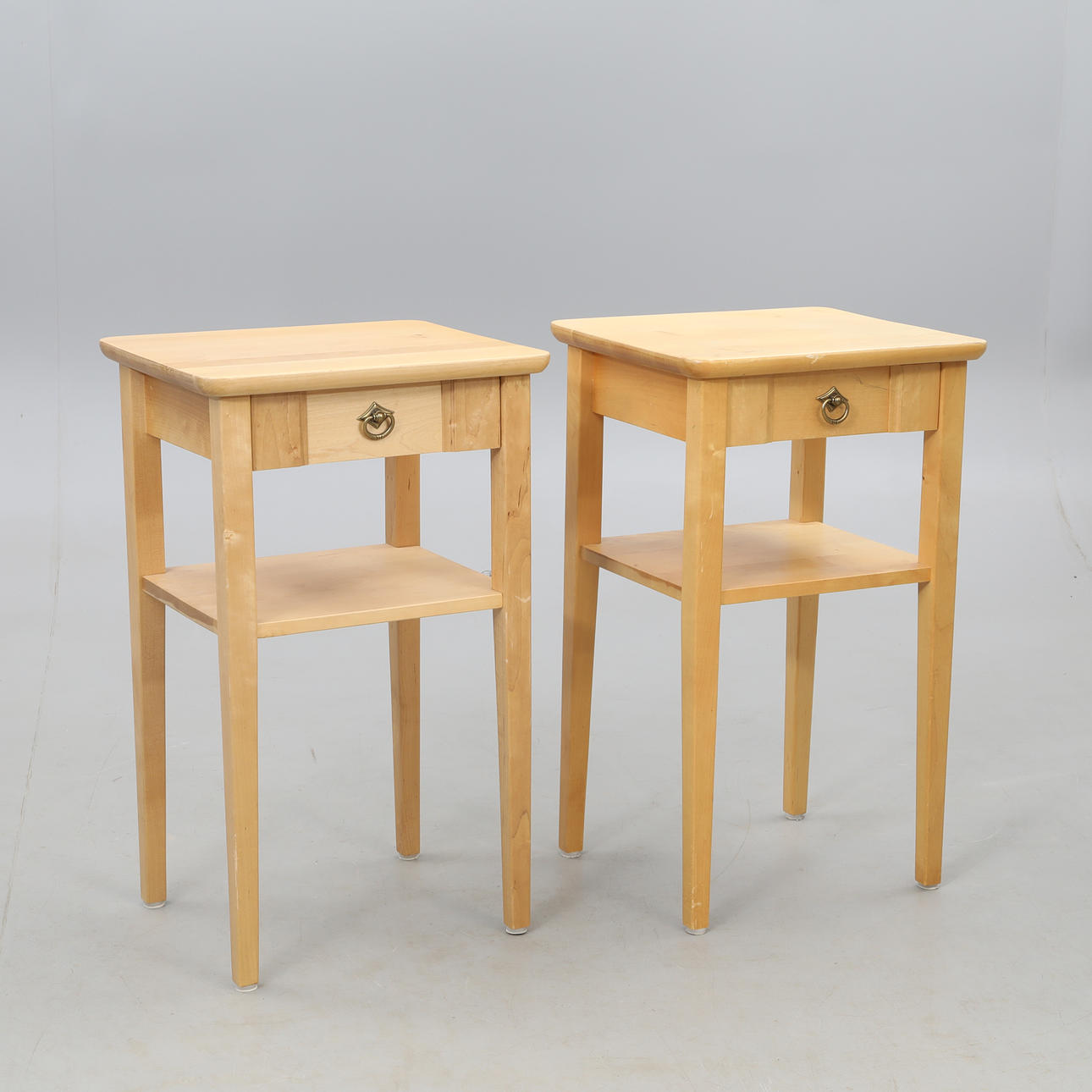 SÄNGBORD ett par, björk.