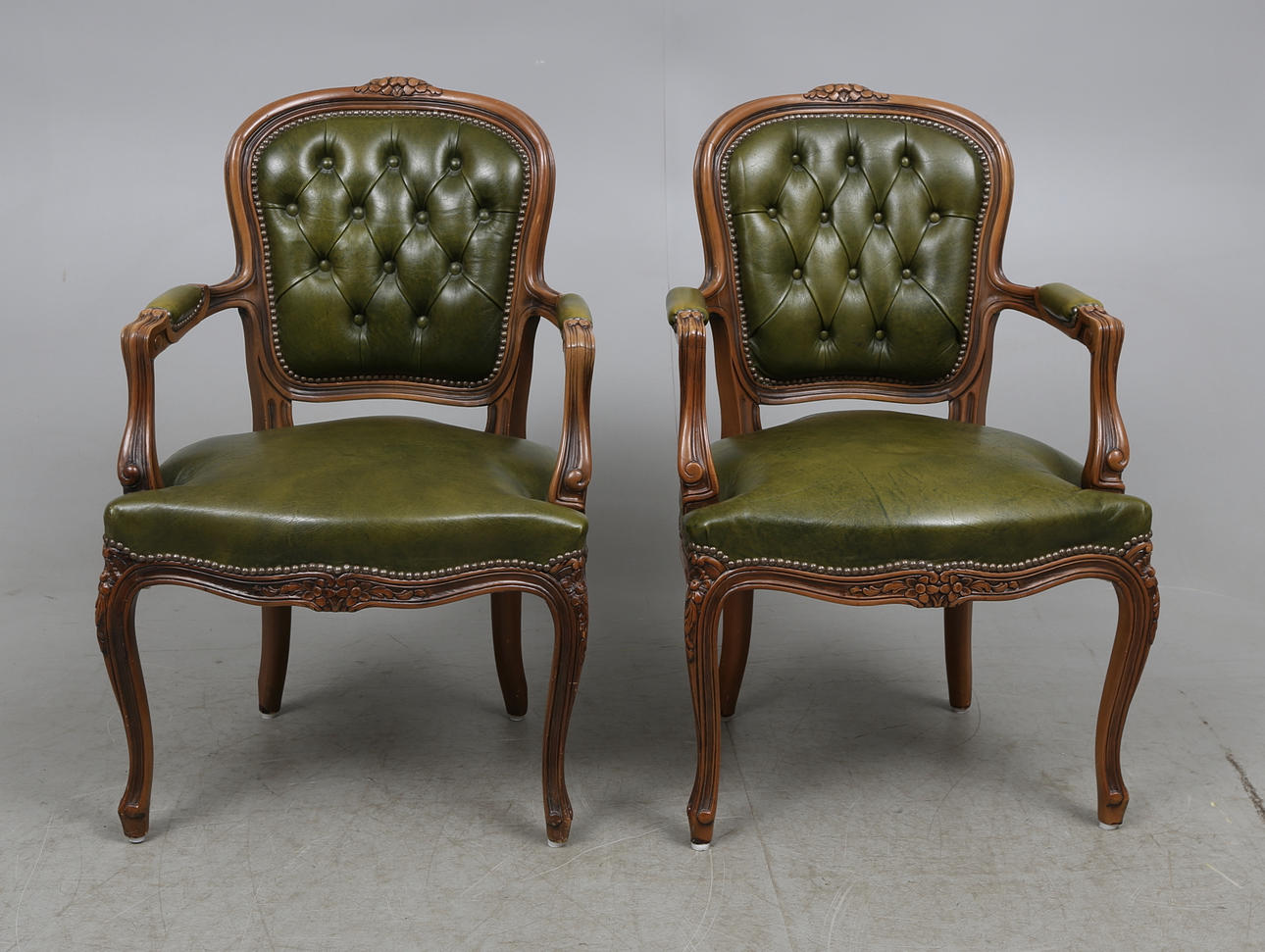 KARMSTOLAR, ett par, rokokostil, 1900-tal.