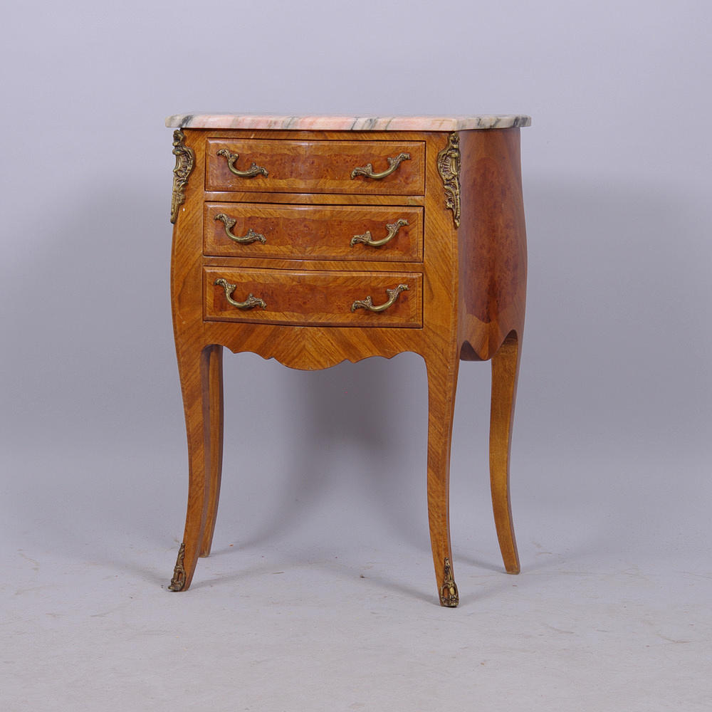 BYRÅ, 3-lådig, mahogny med intarsia/bronser, rokokostil.