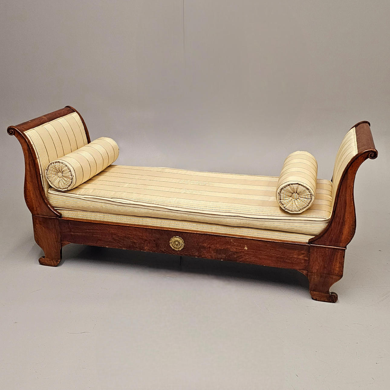 SKIBSSENG CIRCA 1830 I VALNØDETRÆ.