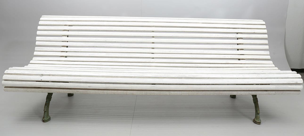 TRÄDGÅRDSBÄNK, smidesben och träribbor, 1900-talets första hälft.