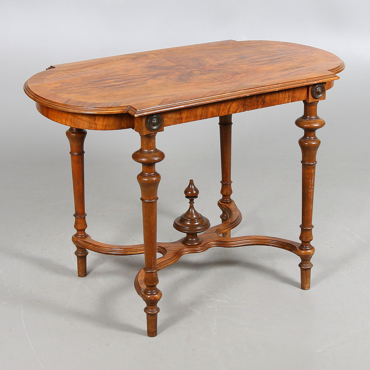 SALONGSBORD, valnöt, Oscariansk, 1800-talets sista kvartal.