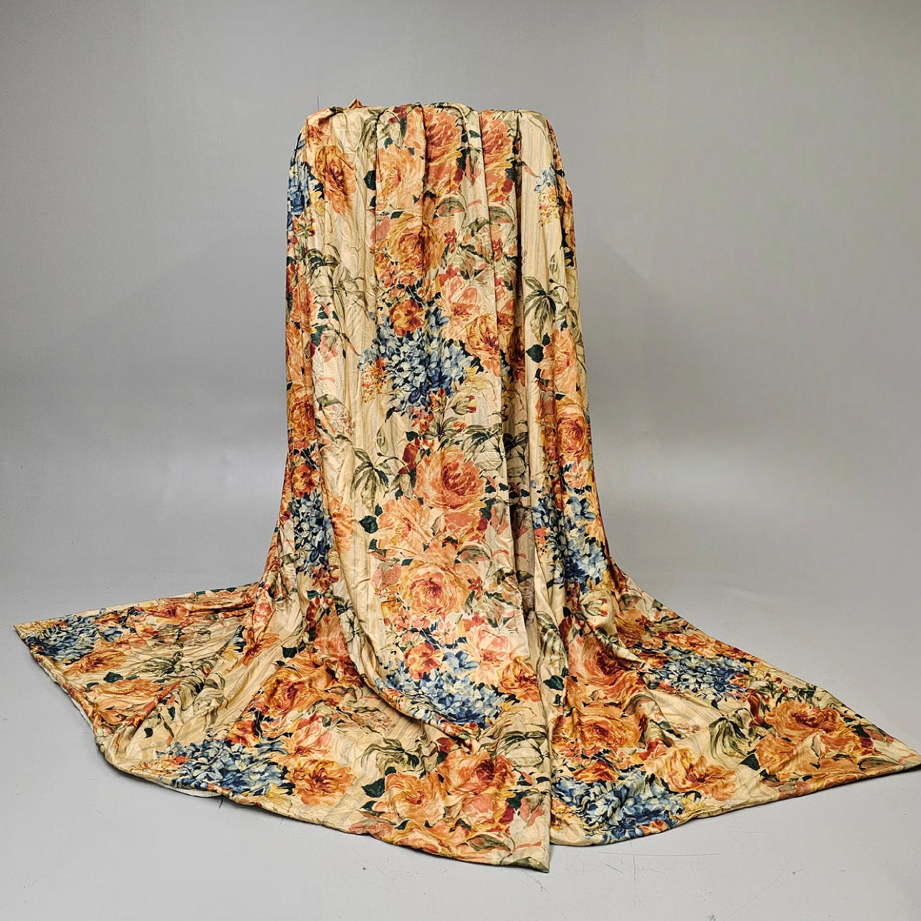 PAR SILKE GARDINER (KANTONIER) MED BLOMSTER MOTIV.