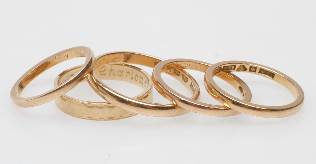 RINGAR, 5 st, 18k guld, vikt ca 17,2 gram.