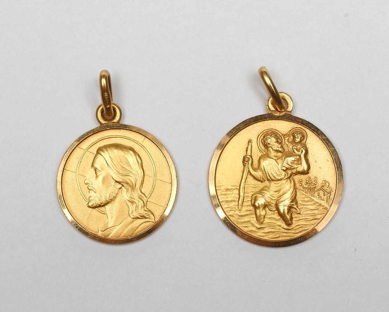 HÄNGEN, 2 st, 18k guld, vikt ca 6,9 gram.