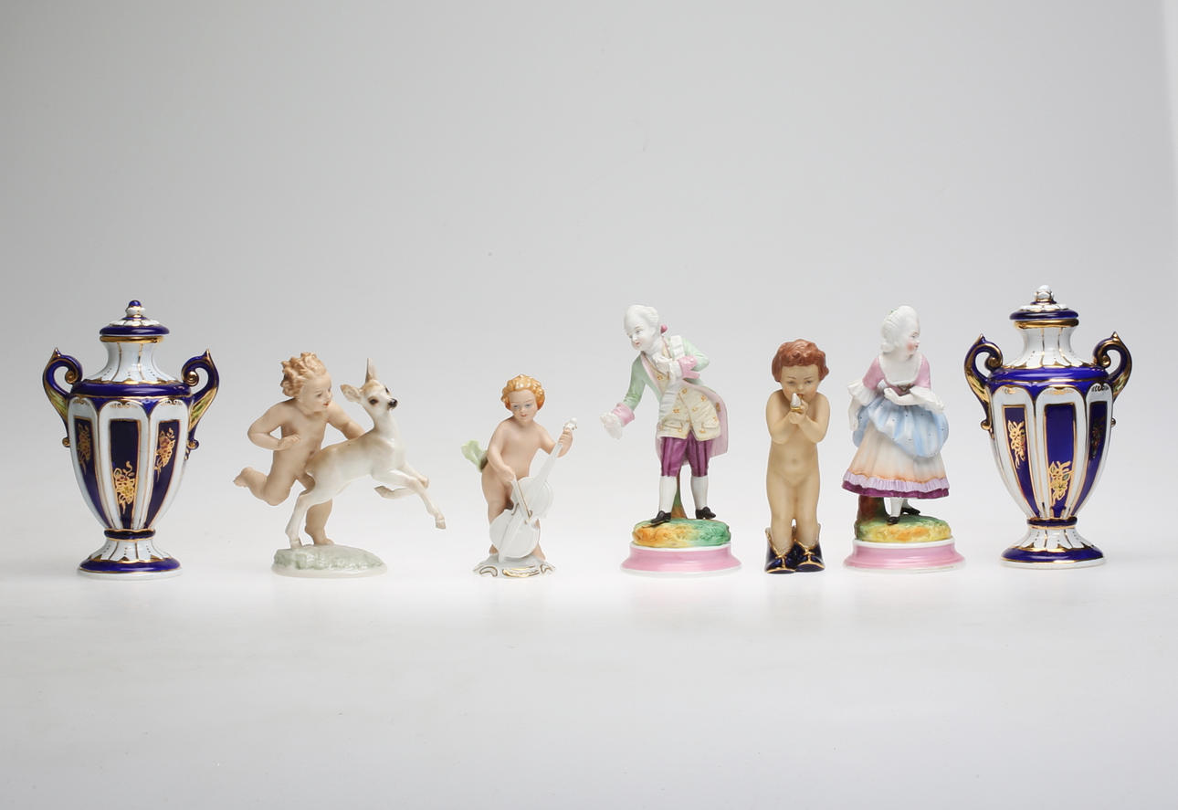 URNOR samt FIGURINER, 7 st, keramik, 1900-tal.