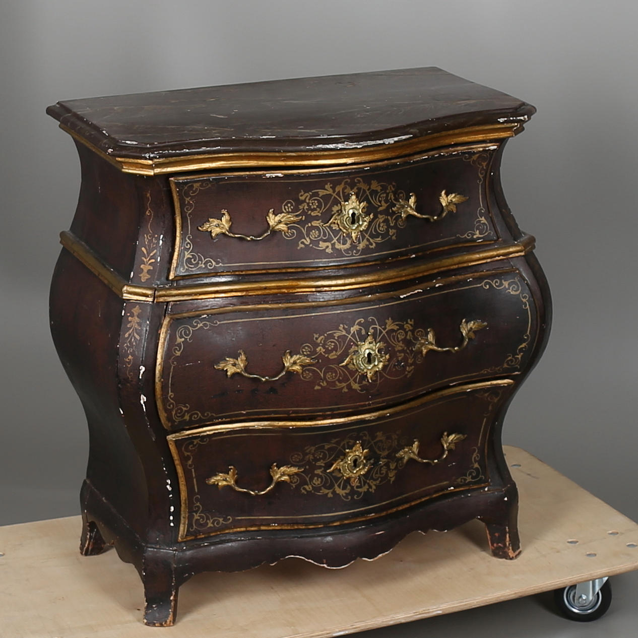 BYRÅ i rokokostil, 1800-talet.