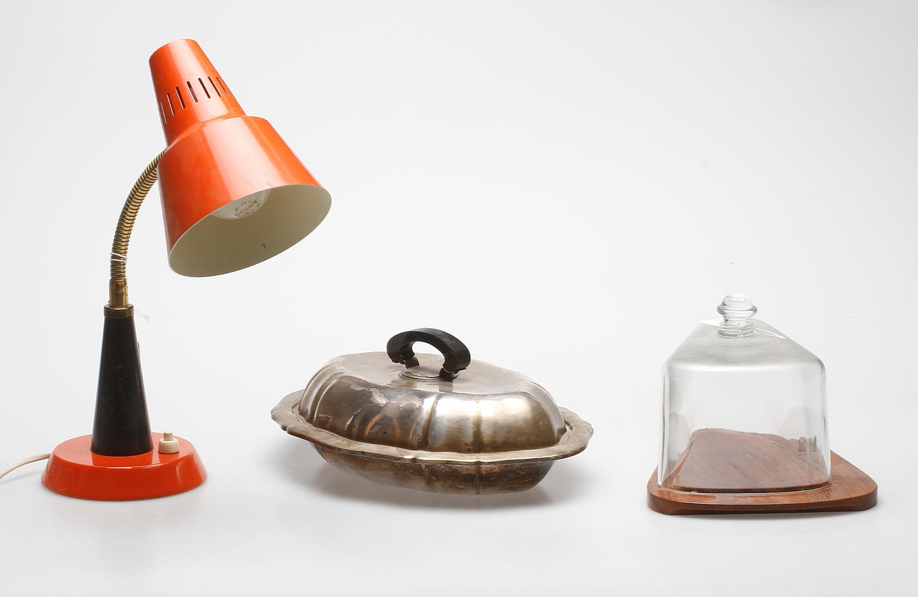 KAROTT, OSTKUPA och BORDSLAMPA, omkring 1900-talets. mitt.