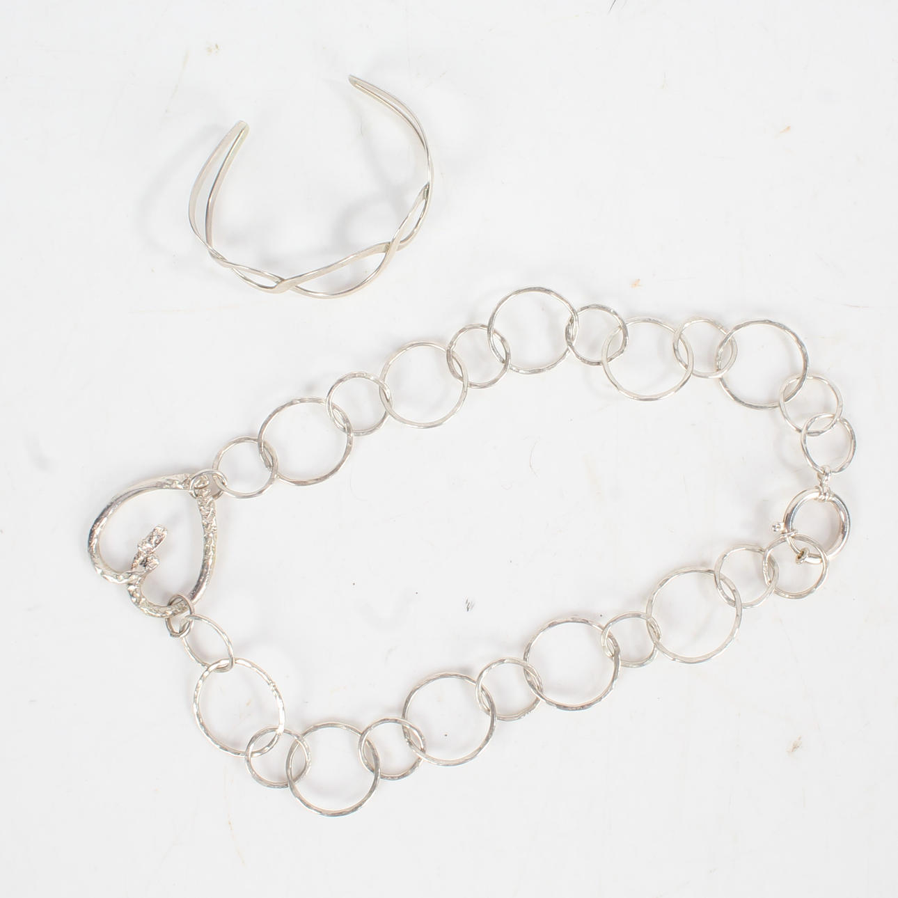 UN COLLAR DE PLATA Y UNA PULSERA DE PLATA, (2).