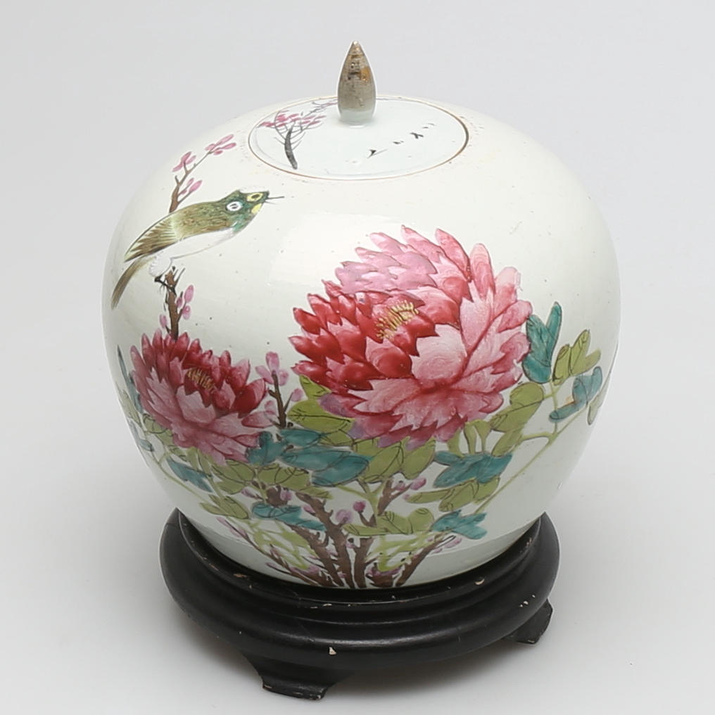 KRUKA MED LOCK i porslin, Kina sen Qing-dynasti eller republik.