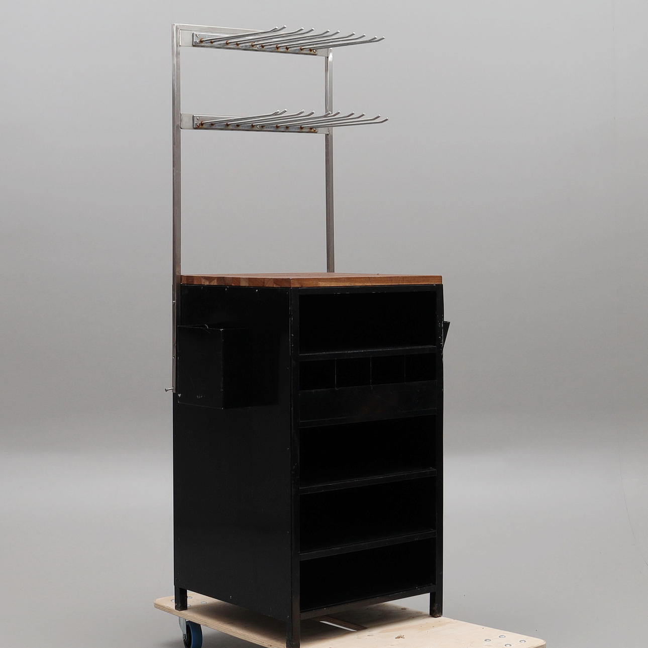 SERVERINGSSKÅP, kromad glashållare, metall, trä, samtida.