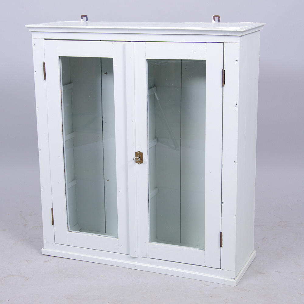 VÄGGVITRINSKÅP, målat trä, 1900-talets första hälft.