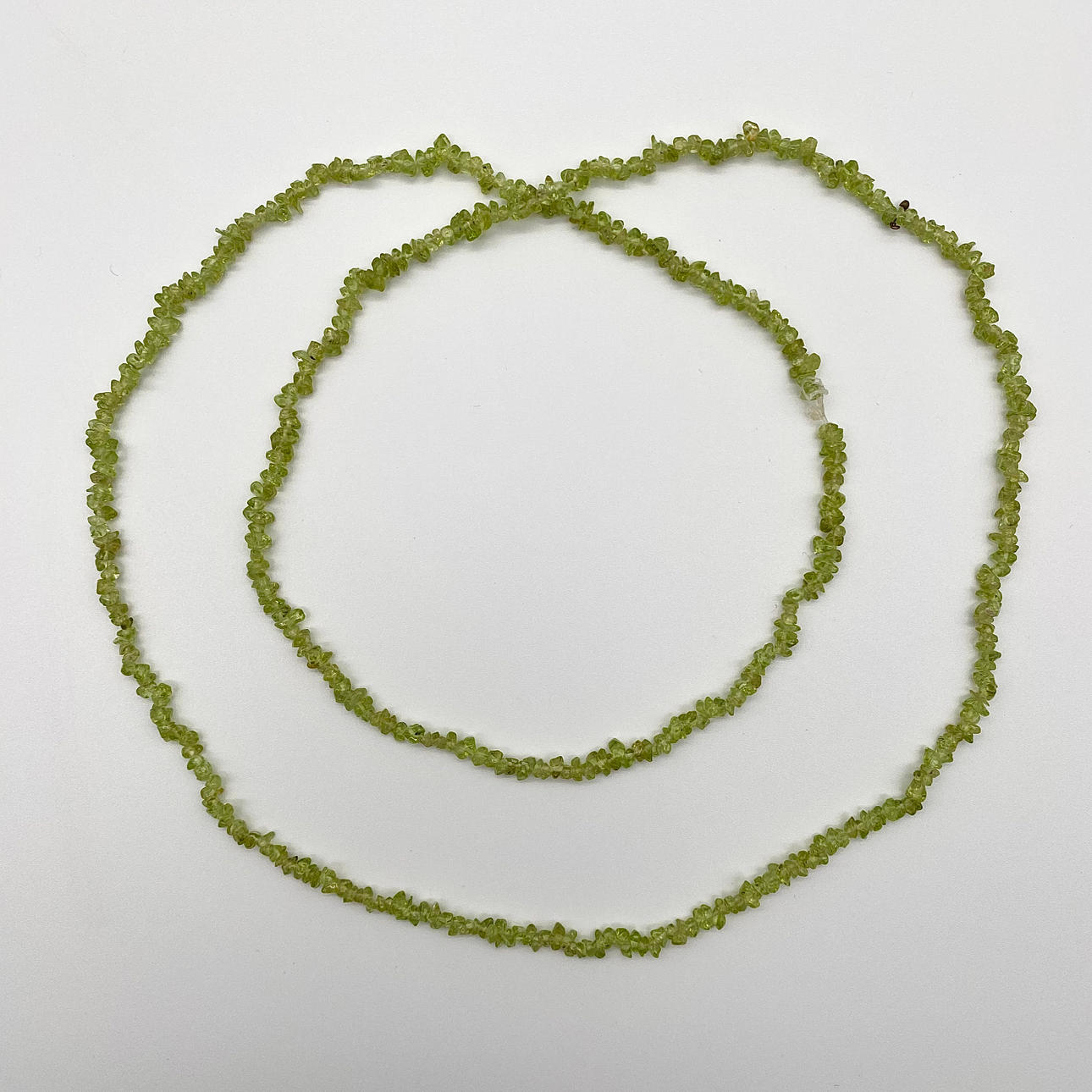 HELLGRÜNER EDELSTEIN COLLIER, PERIDOT ENDLOSKETTE, CA. 84 CM.