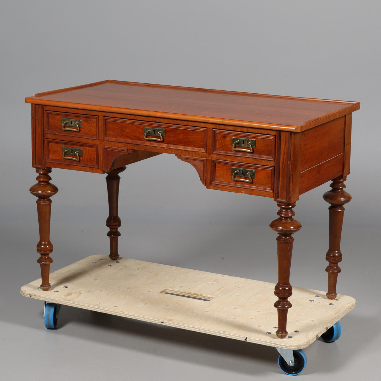 ESCRITORIO, Nuevo Renacimiento, 18/1900.